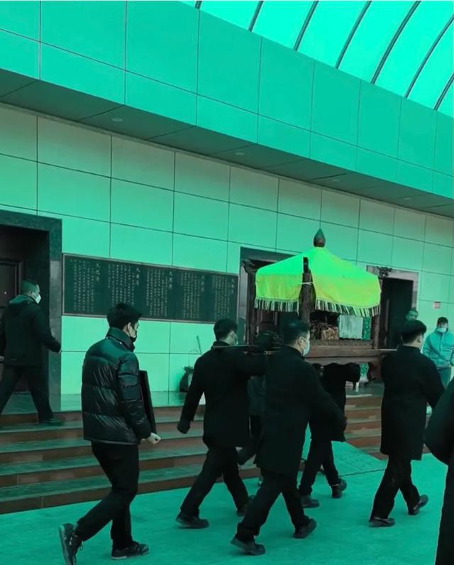 许何弯着腰抱着何晴遗像,背影很难过,许亚军没来给何晴撑伞!