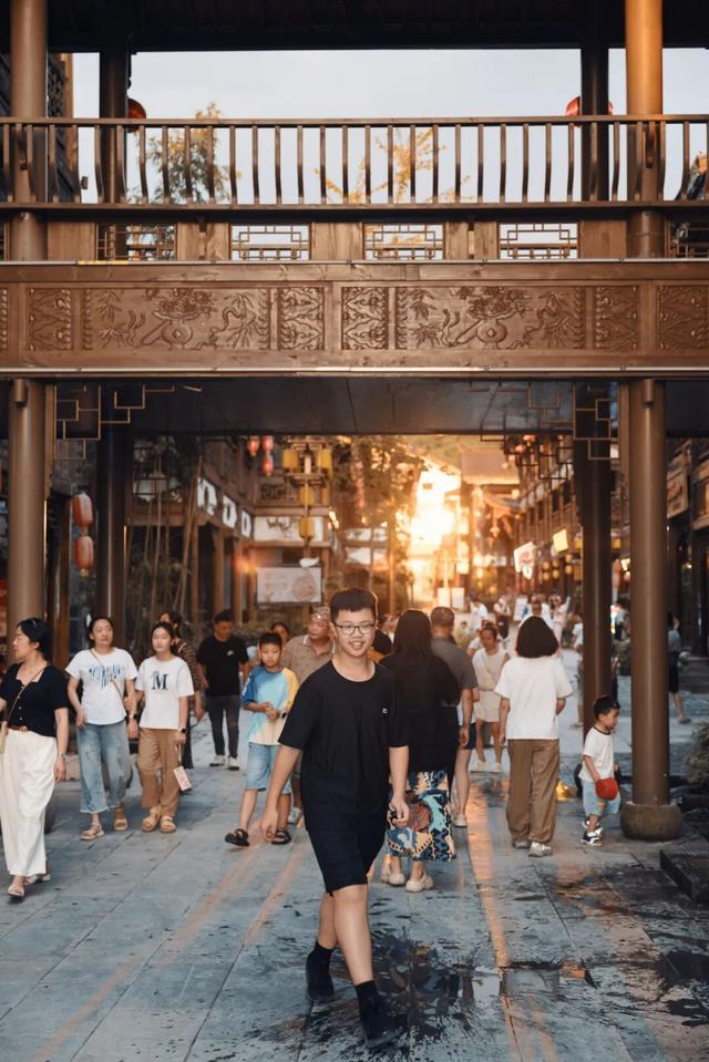 金佛山邀重庆工业职业技术大学（南川校区）全校师生解锁山水美景~
