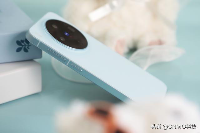 vivo X300图赏：治愈色彩搭配丝绒触感 上手就忍不住想“Rua”！