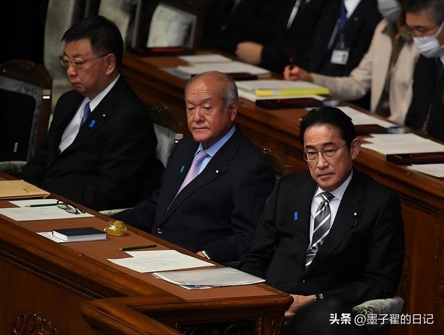 日本提前大选	，不到1天，高市收到“罢免通知”，商界也传来噩耗