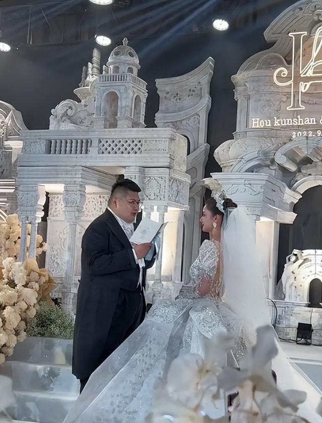 离婚一个月后再看猴哥与前妻，一个开始找下家	，一个“名声扫地”