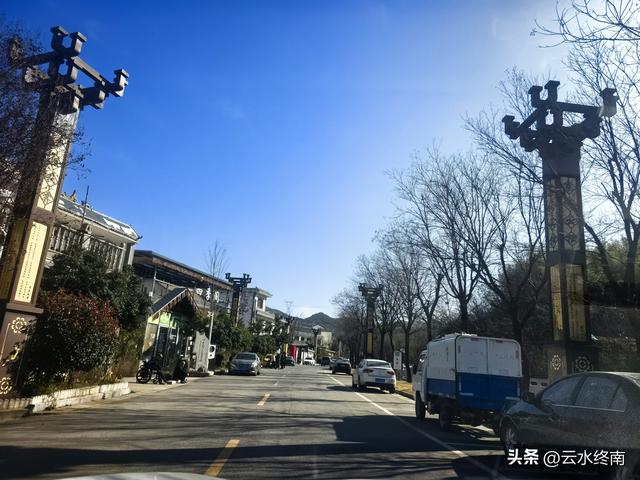 开车到蓝田这个岭上看柿子、观山景、晒暖暖，就是初冬最幸福的事