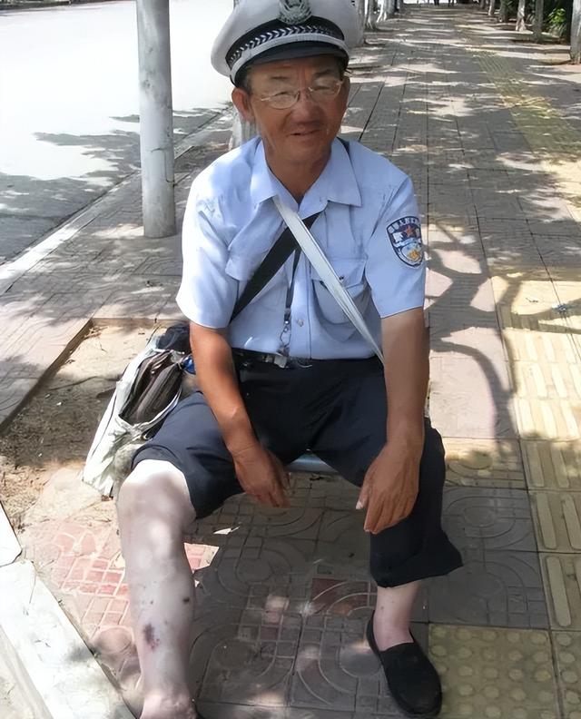 昆明1男子假扮交警35年，每天在街头骂骂咧咧，竟被全城点赞！