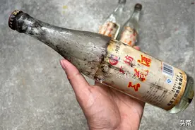 把白酒瓶子倒过来，一眼便知白酒真假，方法简单一学就会，赚大了图片