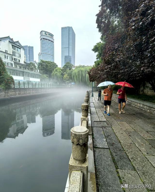 新华社原军事记者陶俊峰泉城美拍：秋雨后 护城河边美如画