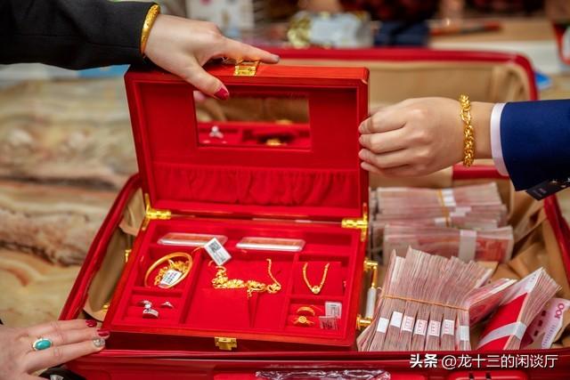 所有天价彩礼的背后，是捞女对人性拿捏，瞅准的是你急于求成心理