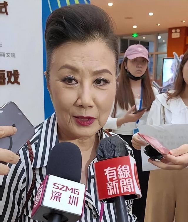 78岁连路都走不稳还开演唱会，全网骂声一片，她却扬言回馈粉丝