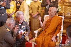 泰国前总理巴育同枢密院大臣参拜僧王！贺其97岁大寿！图片