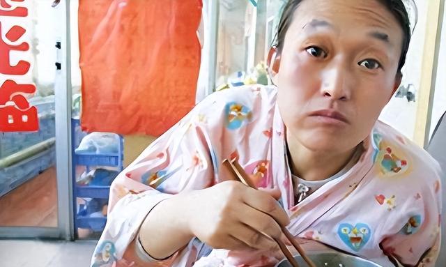 她是9枚金牌的冠军，被教练下药终身不育，退役后当搓澡工嫁和尚