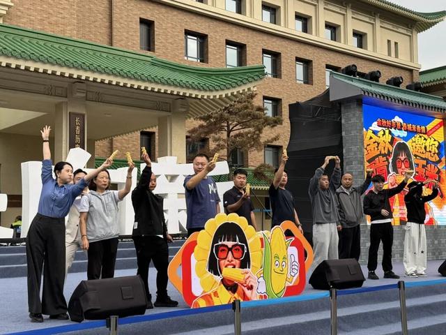 早知道在长春啃玉米会火，说啥也注意下表情管理！
