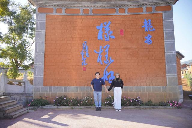 【外眼看云南】美食与乡村新景：缅甸顶流博主夫妇的陇川惊喜之旅