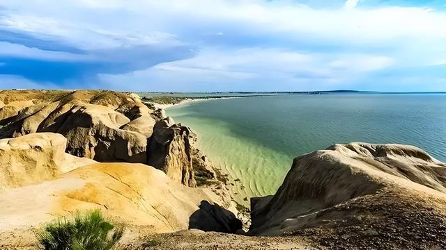 游新疆乌伦古湖海上魔鬼城