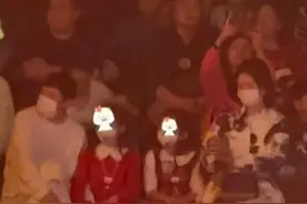 谢娜一家五口同游，仨女儿正脸同时曝光，模样可爱长得像是三胞胎图片