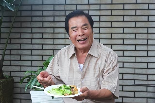 他和6个老婆共处一室，每人每月7万零花钱，71岁又娶小20岁妻子