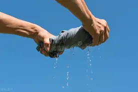 汗是五脏的告知镜：头汗要找胃，背汗要找肾，腋汗要找肝！图片