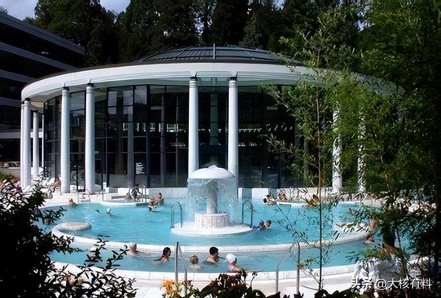 德国混浴温泉只为治病？要求一丝不挂男女混浴，男女共浴要花41欧