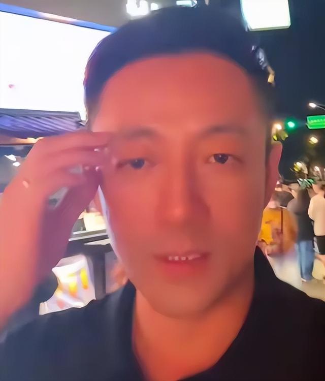 一年蒸发八百多亿！71岁的王健林财富缩水严重，王思聪仍在外玩耍