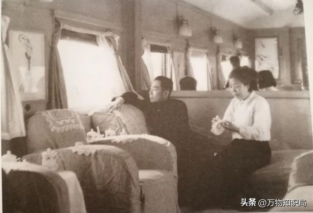 老照片：周总理当众跳起来，为邓大姐摘苹果，浪漫温馨少年气十足