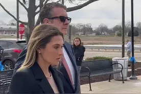 30岁美国女教师侵犯未成年男生受审，丈夫陪伴，相信妻子是受害者图片