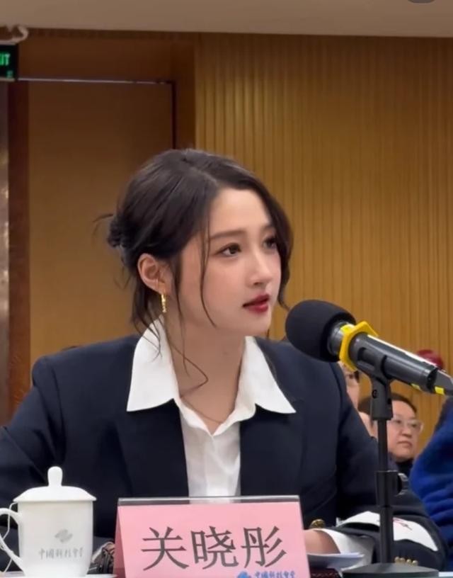 司晓迪鹿晗风波仅3天，央媒点名关晓彤，释放2大信号	，风向变了