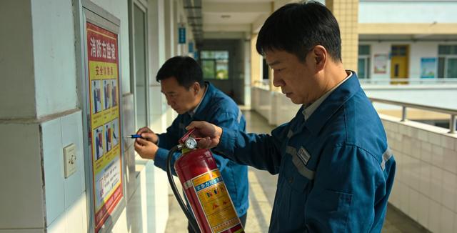 河南13名小学生宿舍遇难，56平挤32人，安全漏洞让人揪心，
