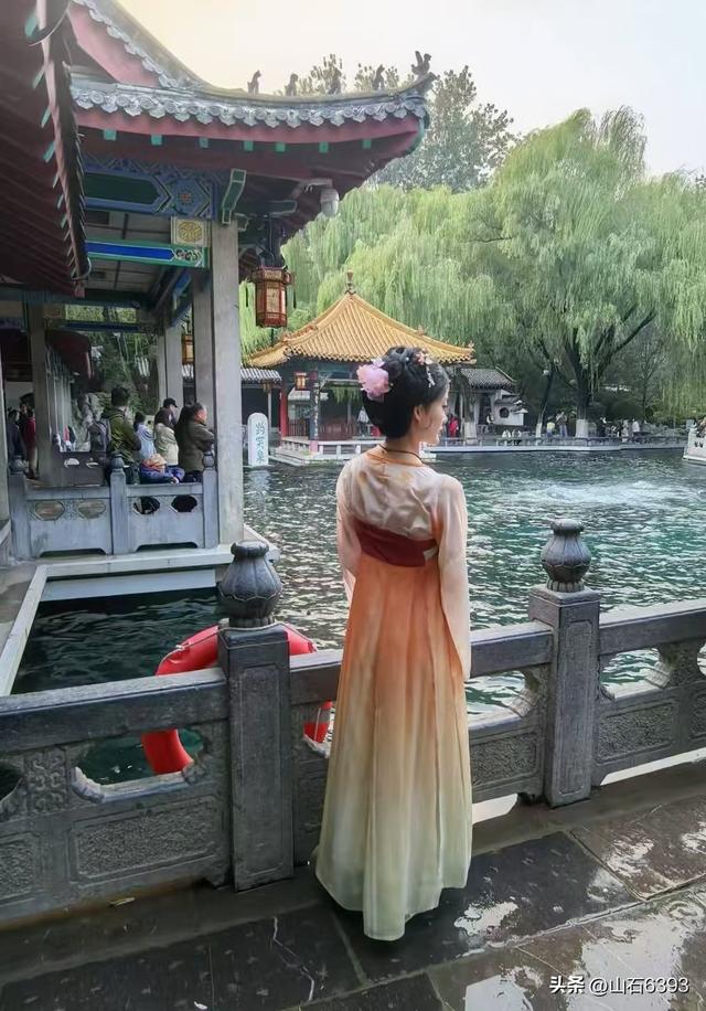新华社原军事记者陶俊峰泉城美拍：趵突泉暴喷的壮美景色