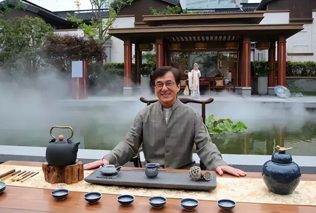 被迫去世？这次，官媒发文曝光成龙的真实现状，韩红的话有人信了