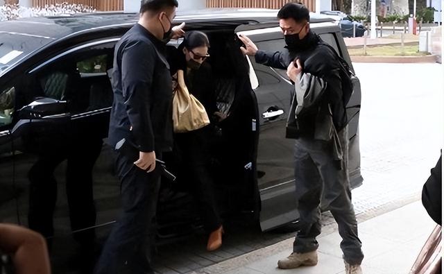 45岁张柏芝现身法庭，四个助理相伴阵仗大，遭前经纪人索赔逾千万