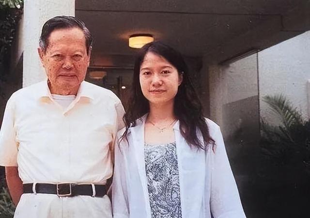 事实证明，嫁给大54岁杨振宁的“糊涂人”翁帆，才是真正的赢家