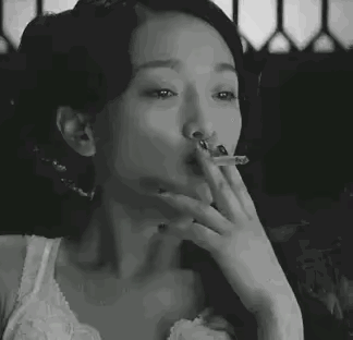 外表是仙女，私下是“老烟鬼”的几位女星，刘亦菲太令人意外了