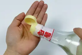 白醋倒在手心搓一搓，作用太厉害了，可惜现在才知道，快回家试试图片