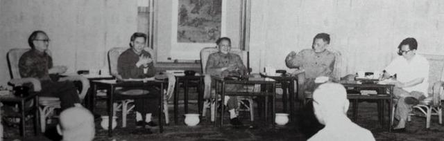 1984年，王光美来到河南和当县长的儿子刘源，留下一张珍贵的合影
