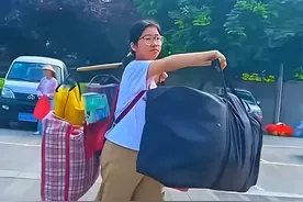 “扁担女孩”高考成绩出炉，有网友传其考了728，班主任出面回应图片