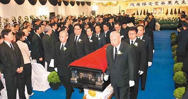 郭晶晶没想到，79岁的公公霍震霆再破天花板，让整个豪门圈沉默了