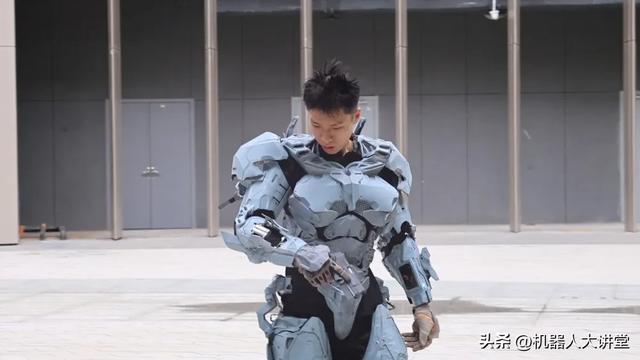 00后黄彦钧再出圈！央视报道手搓 真·钢铁侠！网友：军迷减速带！