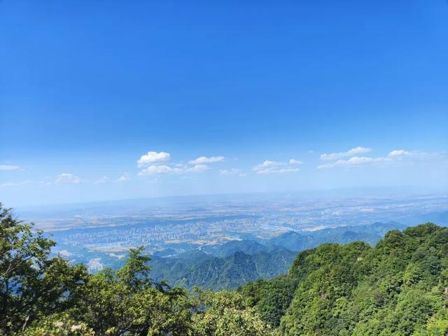 清风相随迎立秋，暑气正浓入鸡峰山