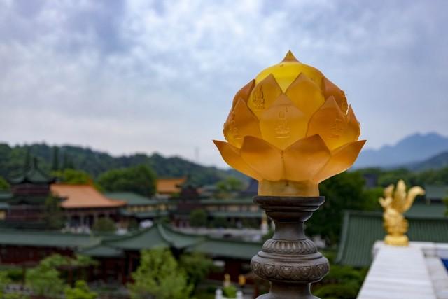 东林寺的秋色，渲染了古寺鎏金，照见一叶一红一禅心