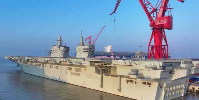 076型两栖攻击舰，第一次海试，电磁弹射，到底何时服役？