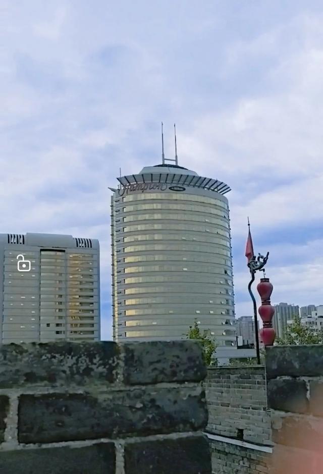 五绝:游西安古城墙