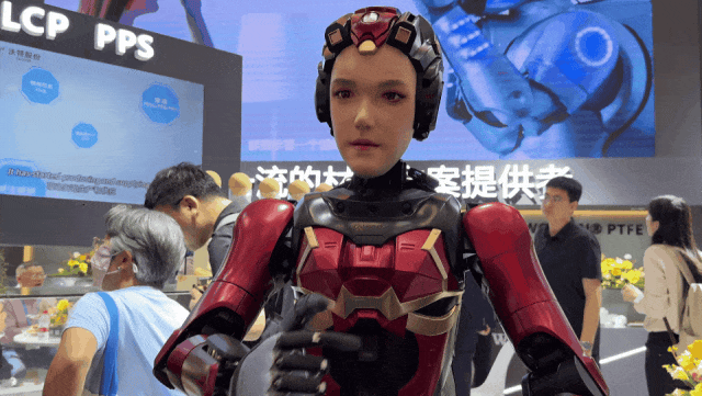 全球首个人形机器人运动会来了！笑点太密集，根本看不过来！