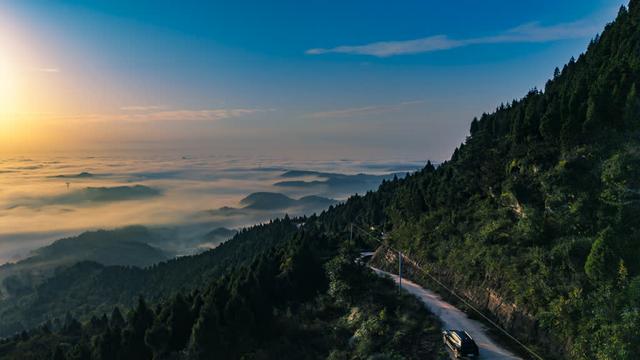 云海披金辉 山巅揽盛景