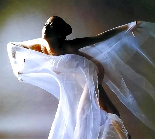 她是中国第一“裸模”，走红后被父亲、老公嫌丢脸，现状令人意外