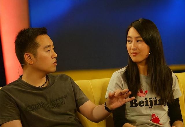 和孔令辉分手12年，被黑人驼肩上的马苏，如今的下场怪不了别人