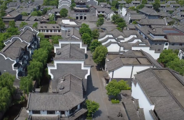 5年倒闭10家景区，年轻人穷游住帐篷，天价酒店景区为啥割不动了