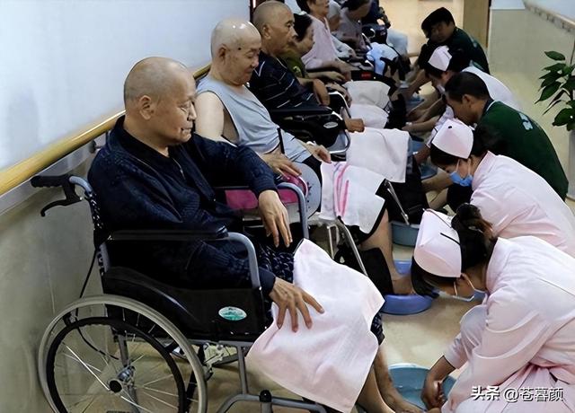 中国将迎来前所未有的死亡高峰，专家得出答案：是这些因素导致的