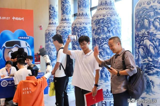 曹德旺称创办福耀科技大学已花费43亿，学生学费每年5600元	，首届50名学生可全去福耀就业