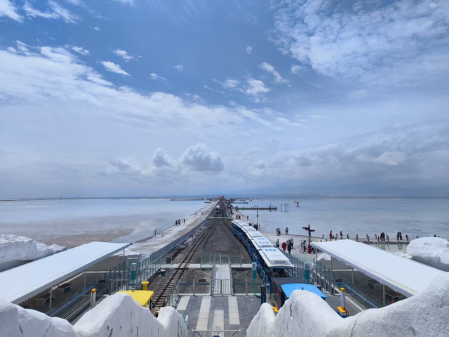 茶卡盐湖：夏日旅游热度攀升