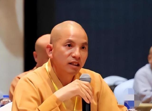 中纪委重拳出击，60岁释永信终被彻查清算，5名妇人总算雪冤