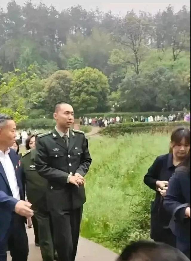 主席唯一曾孙子毛东东，今年22岁身高1米87，出生日期很有寓意！