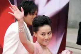 肩带滑落、裙底走光，12位女星红毯大泄春光”，太尴尬了图片